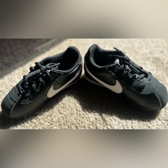 Nike Kids Black and White Cortez Sneakers Size 10 - Picture 4 of 4